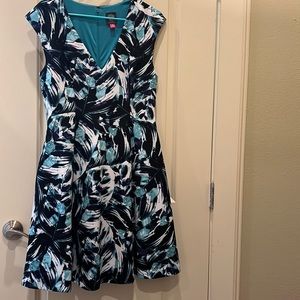 Vince Camuto dress, lines and has pockets! New and never worn